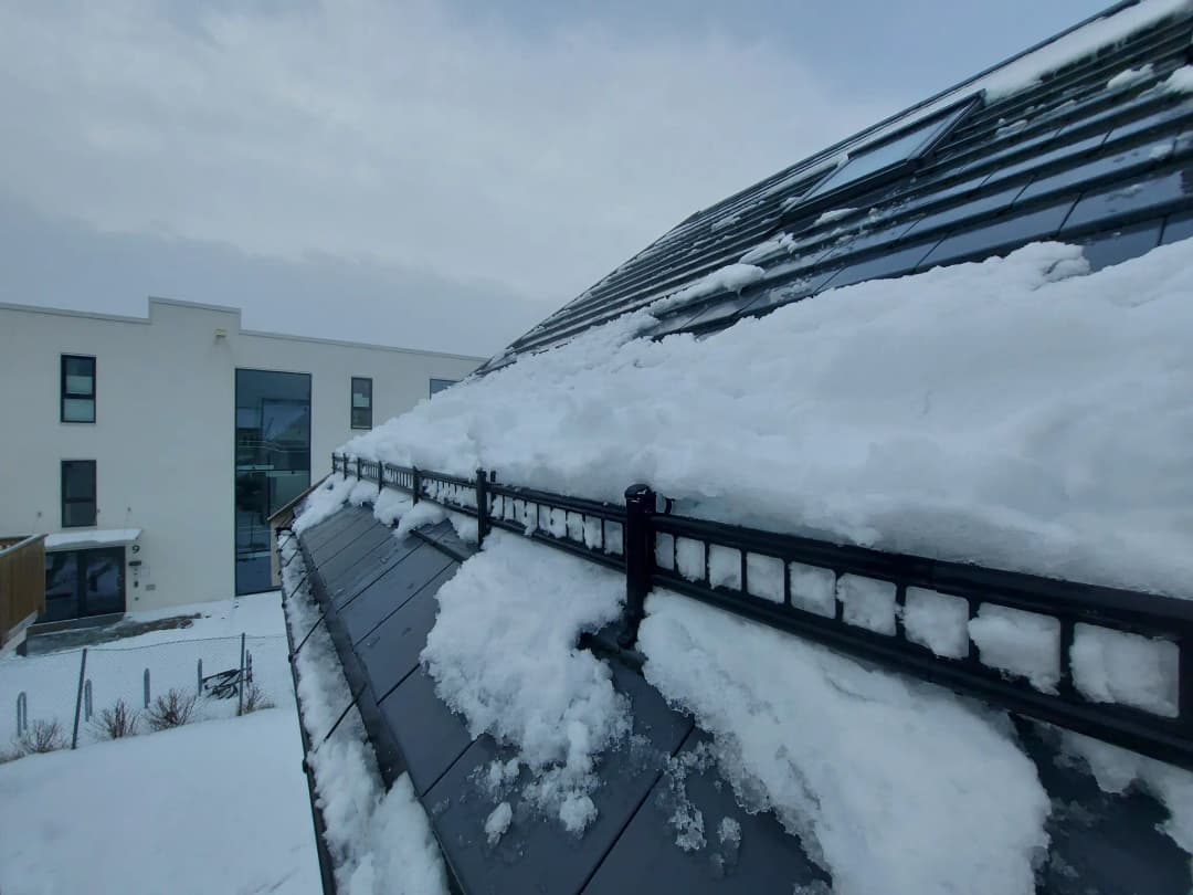 Montering av snøfangere på steintak på Tyholt i Trondheim